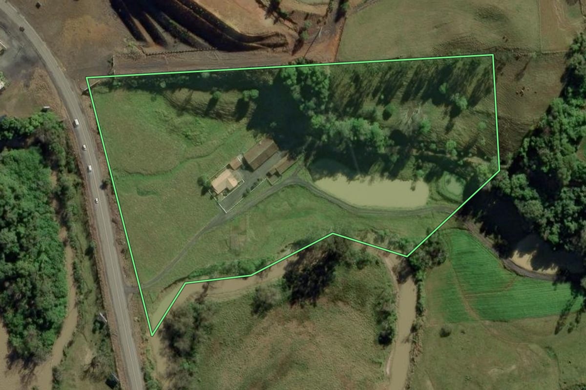Imagem de satélite do imóvel rural em Aurora (SC), com o contorno declarado no CAR desenhado por cima.