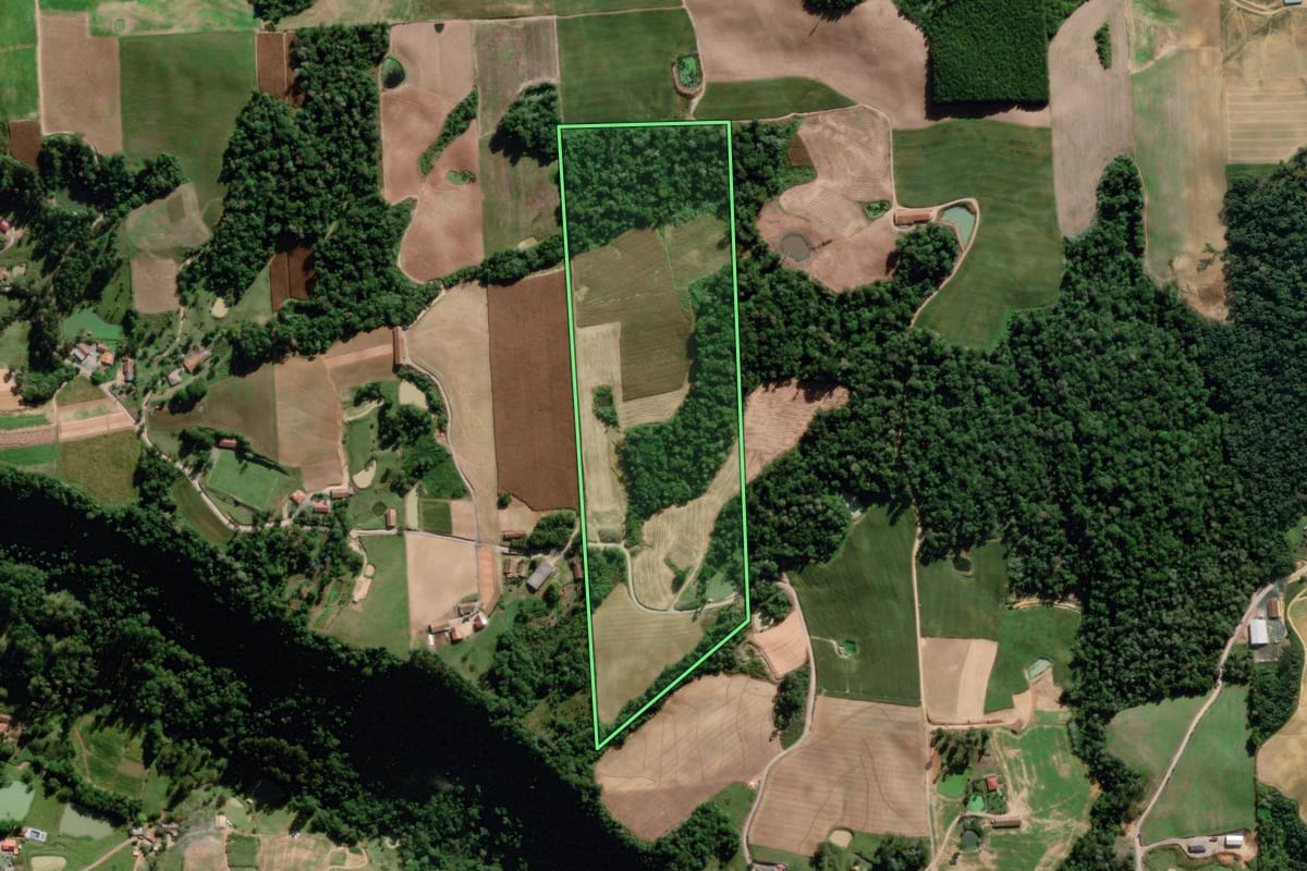 Imagem de satélite do imóvel rural em Aurora (SC), com o contorno declarado no CAR desenhado por cima.