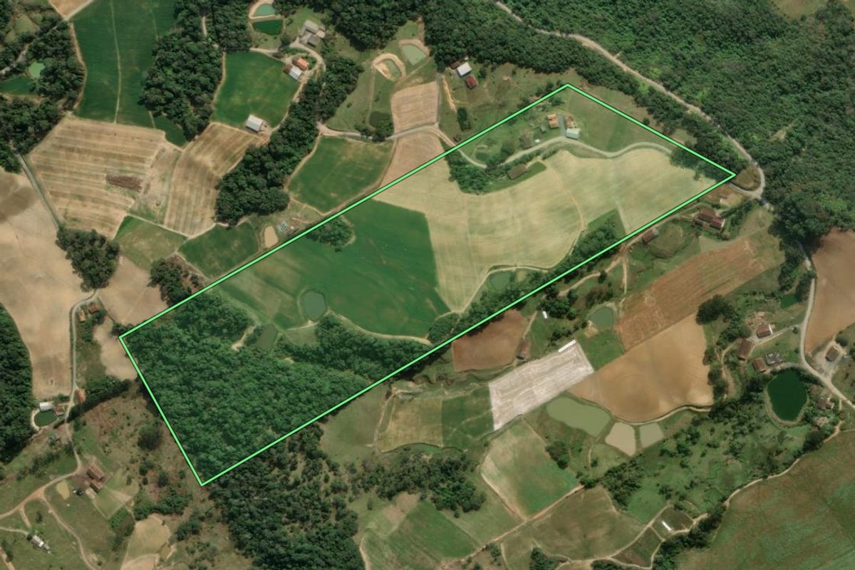 Imagem de satélite do imóvel rural em Aurora (SC), com o contorno declarado no CAR desenhado por cima.