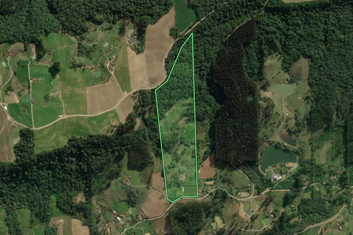 Imagem de satélite do imóvel rural em Aurora (SC), com o contorno declarado no CAR desenhado por cima.