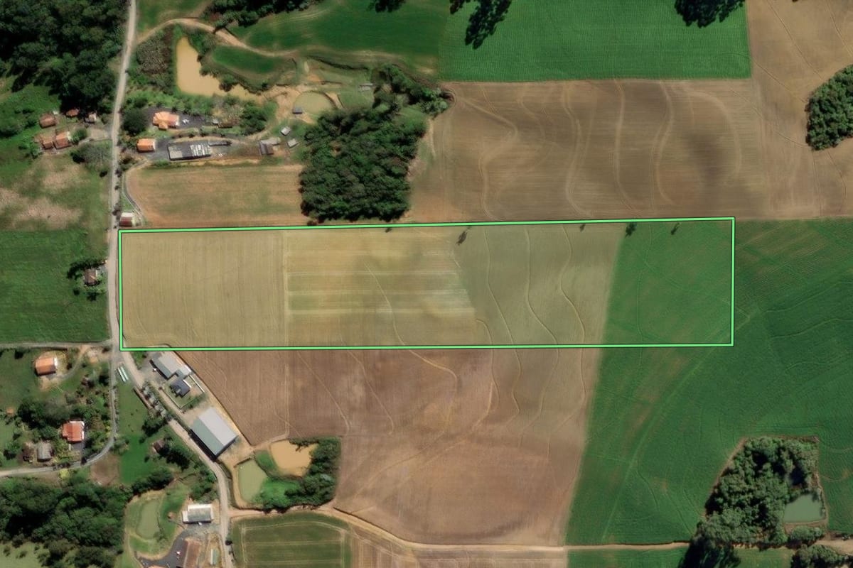 Imagem de satélite do imóvel rural em Aurora (SC), com o contorno declarado no CAR desenhado por cima.