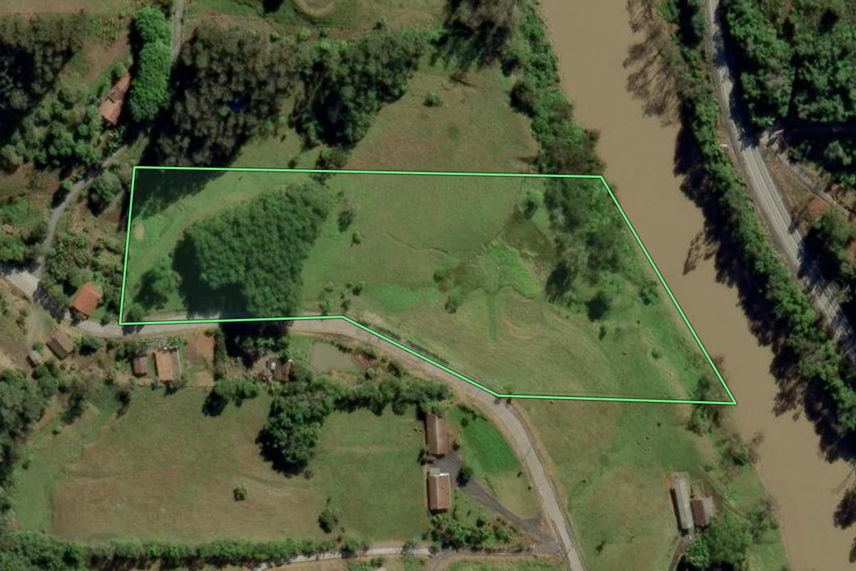 Imagem de satélite do imóvel rural em Aurora (SC), com o contorno declarado no CAR desenhado por cima.