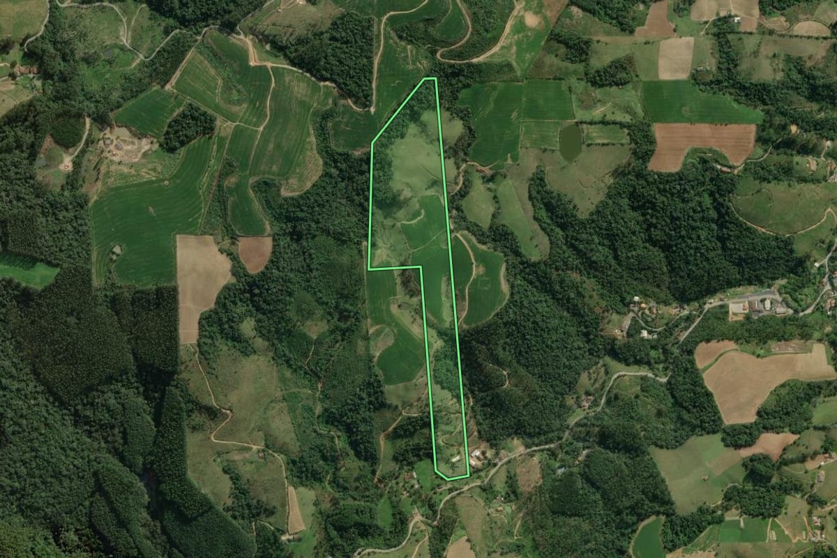 Imagem de satélite do imóvel rural em Aurora (SC), com o contorno declarado no CAR desenhado por cima.