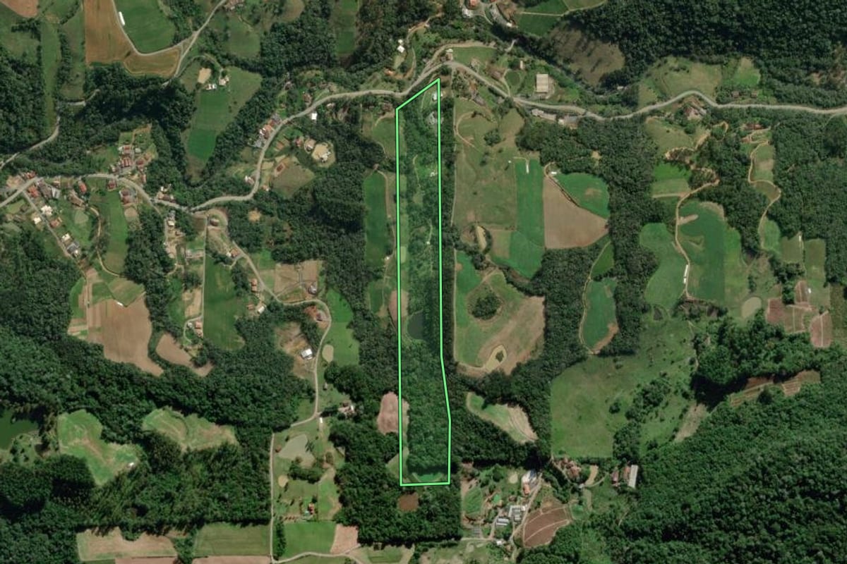 Imagem de satélite do imóvel rural em Aurora (SC), com o contorno declarado no CAR desenhado por cima.