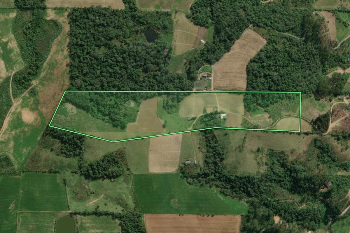 Imagem de satélite do imóvel rural em Aurora (SC), com o contorno declarado no CAR desenhado por cima.