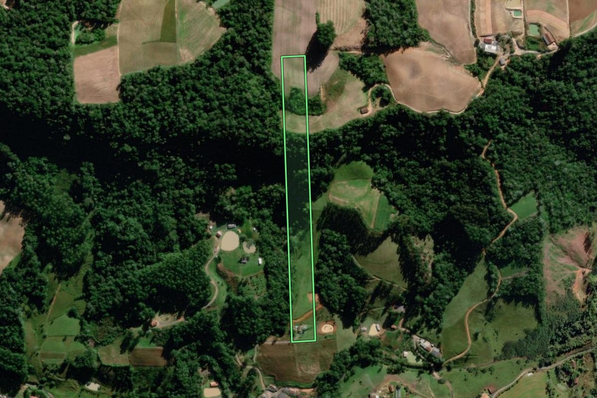 Imagem de satélite do imóvel rural em Aurora (SC), com o contorno declarado no CAR desenhado por cima.