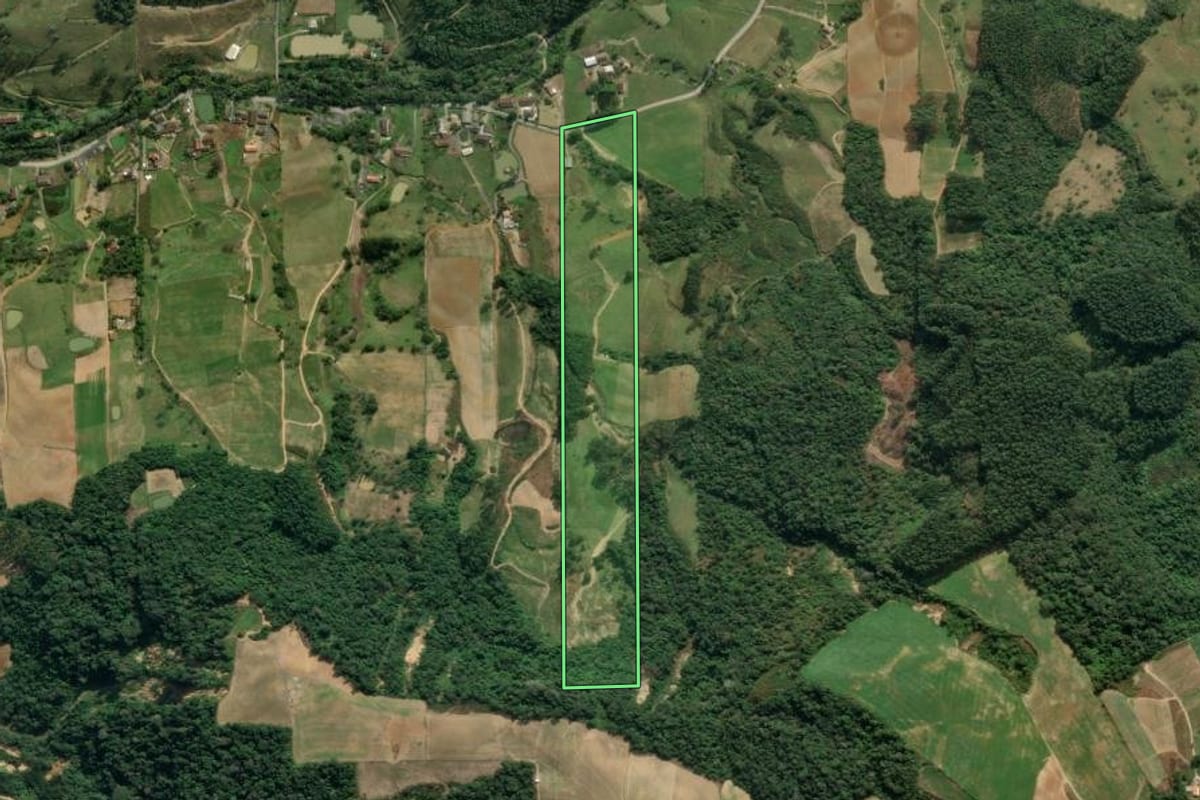 Imagem de satélite do imóvel rural em Aurora (SC), com o contorno declarado no CAR desenhado por cima.