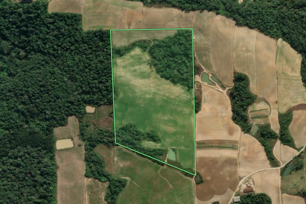 Imagem de satélite do imóvel rural em Aurora (SC), com o contorno declarado no CAR desenhado por cima.