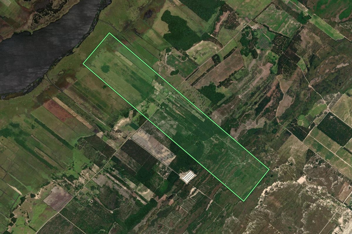 Imagem de satélite do imóvel rural em Balneário Arroio do Silva (SC), com o contorno declarado no CAR desenhado por cima.