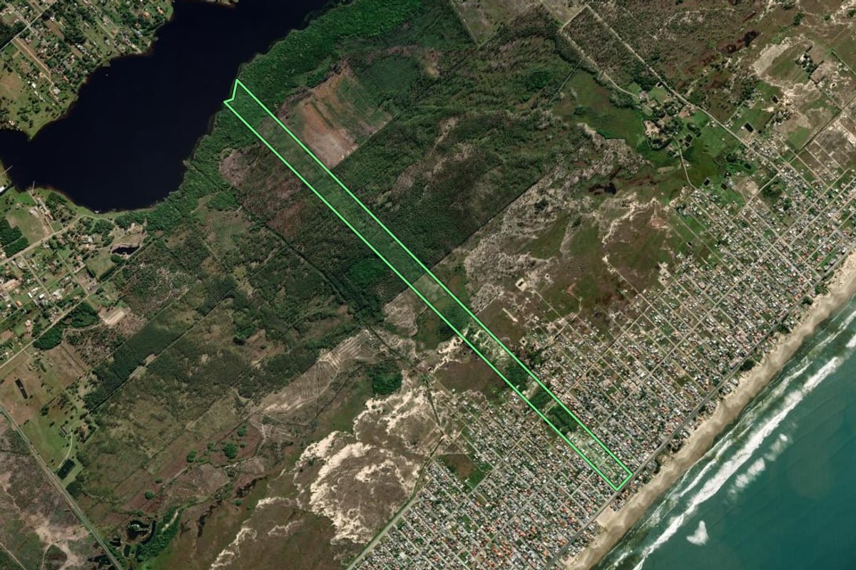 Imagem de satélite do imóvel rural em Balneário Arroio do Silva (SC), com o contorno declarado no CAR desenhado por cima.