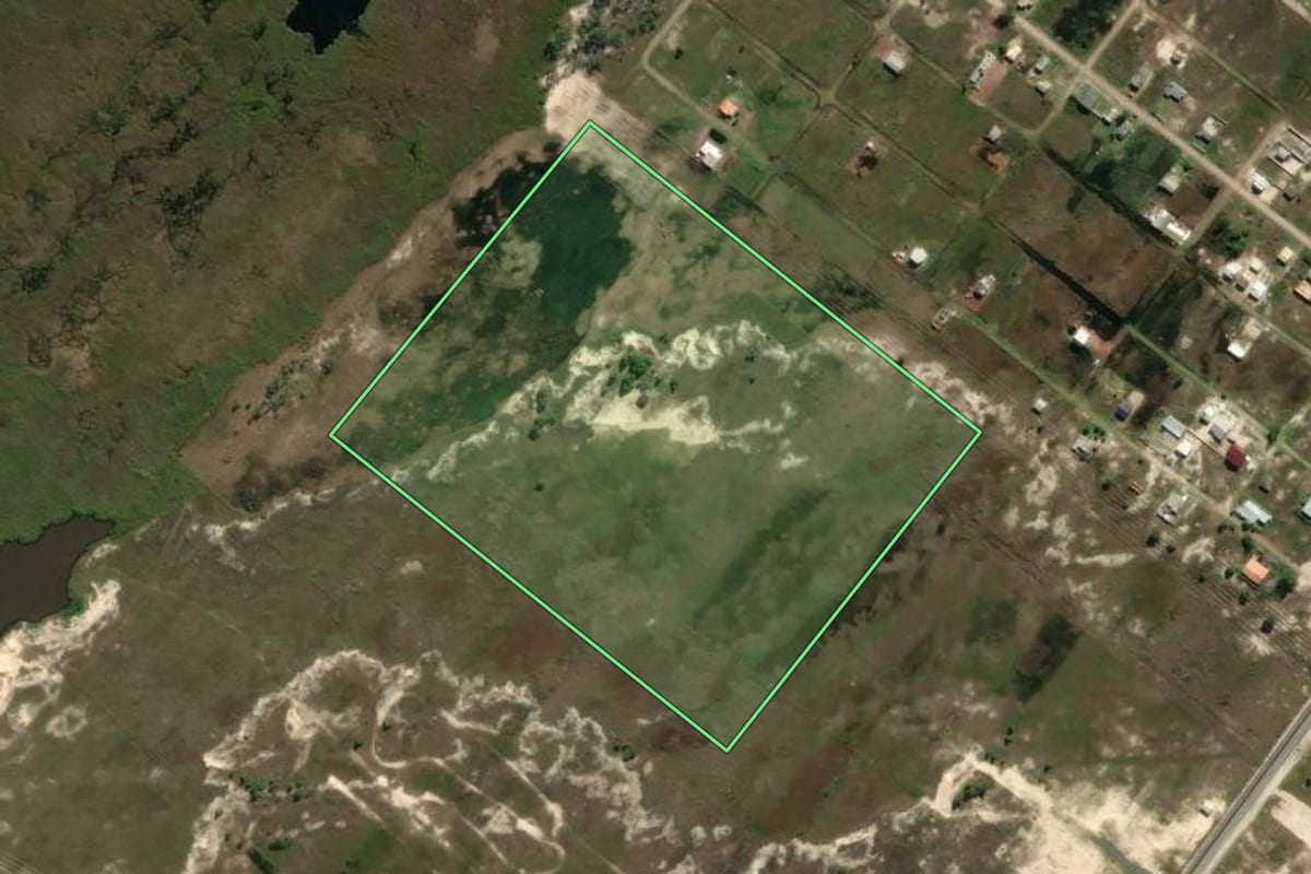 Imagem de satélite do imóvel rural em Balneário Arroio do Silva (SC), com o contorno declarado no CAR desenhado por cima.