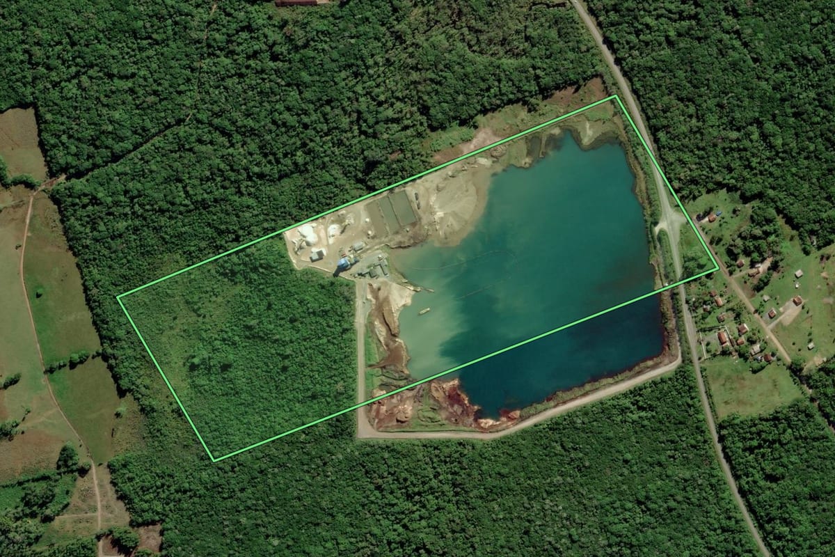 Imagem de satélite do imóvel rural em Balneário Barra do Sul (SC), com o contorno declarado no CAR desenhado por cima.
