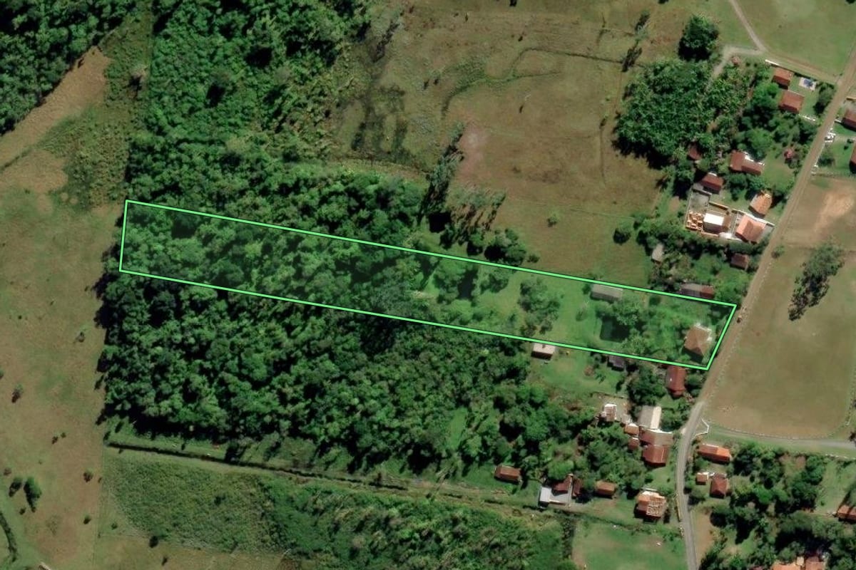 Imagem de satélite do imóvel rural em Balneário Barra do Sul (SC), com o contorno declarado no CAR desenhado por cima.