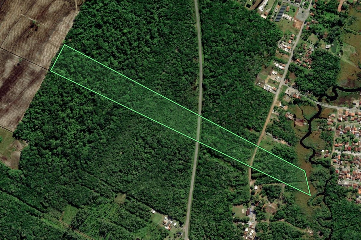 Imagem de satélite do imóvel rural em Balneário Barra do Sul (SC), com o contorno declarado no CAR desenhado por cima.