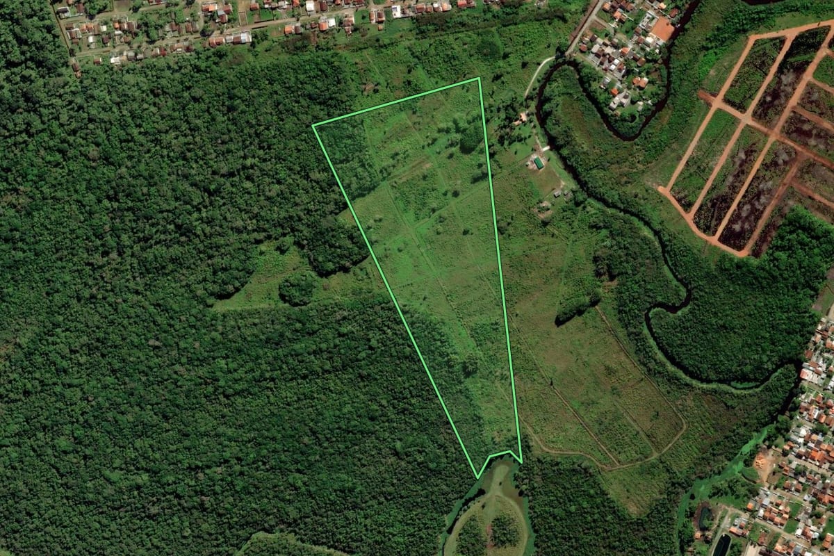 Imagem de satélite do imóvel rural em Balneário Barra do Sul (SC), com o contorno declarado no CAR desenhado por cima.