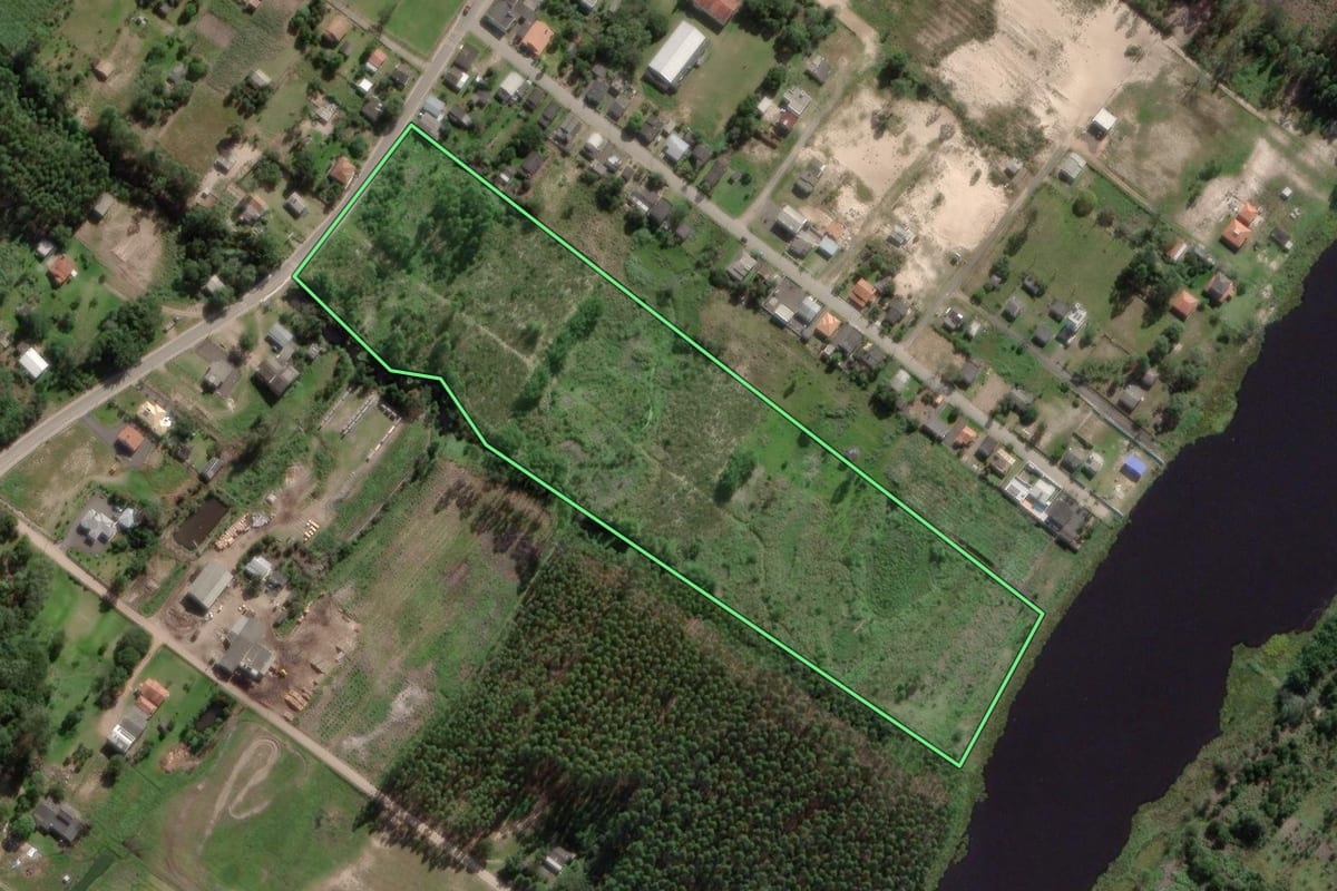 Imagem de satélite do imóvel rural em Balneário Gaivota (SC), com o contorno declarado no CAR desenhado por cima.