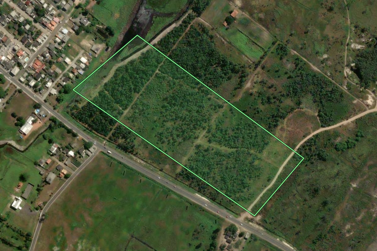 Imagem de satélite do imóvel rural em Balneário Gaivota (SC), com o contorno declarado no CAR desenhado por cima.