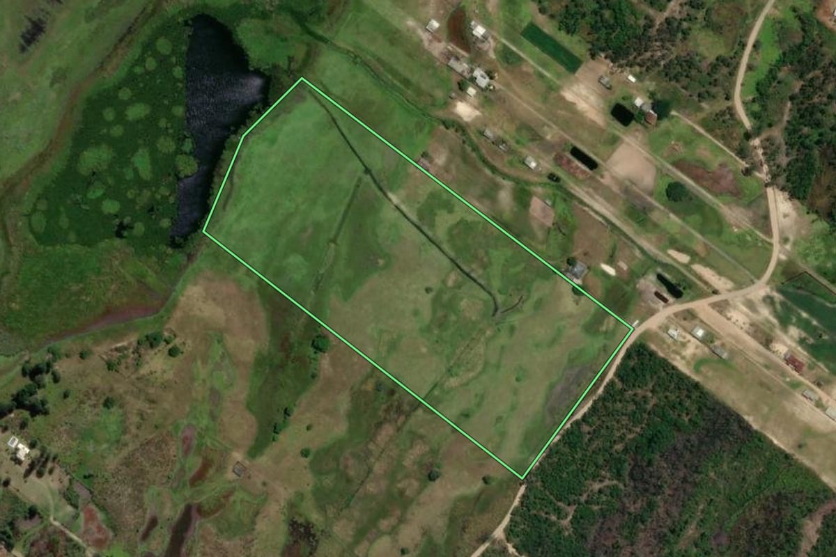 Imagem de satélite do imóvel rural em Balneário Gaivota (SC), com o contorno declarado no CAR desenhado por cima.
