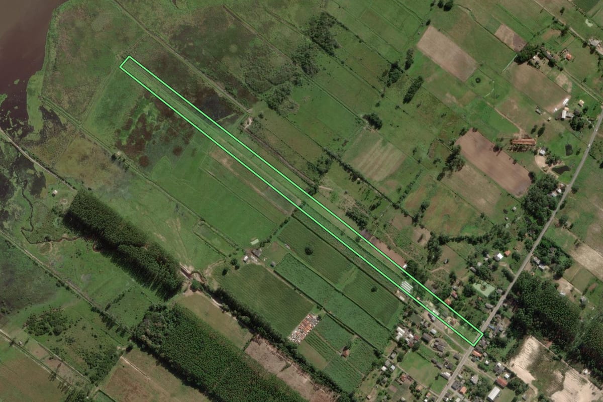 Imagem de satélite do imóvel rural em Balneário Gaivota (SC), com o contorno declarado no CAR desenhado por cima.