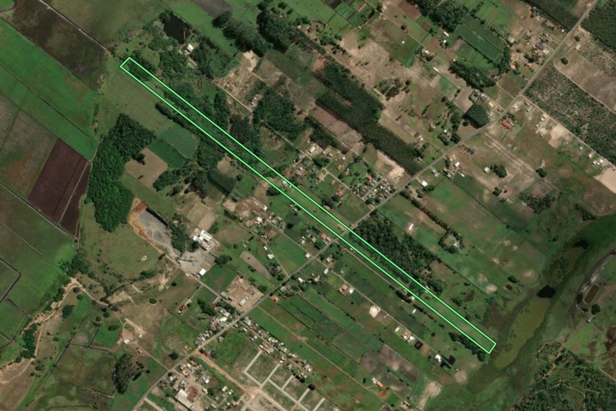 Imagem de satélite do imóvel rural em Balneário Gaivota (SC), com o contorno declarado no CAR desenhado por cima.
