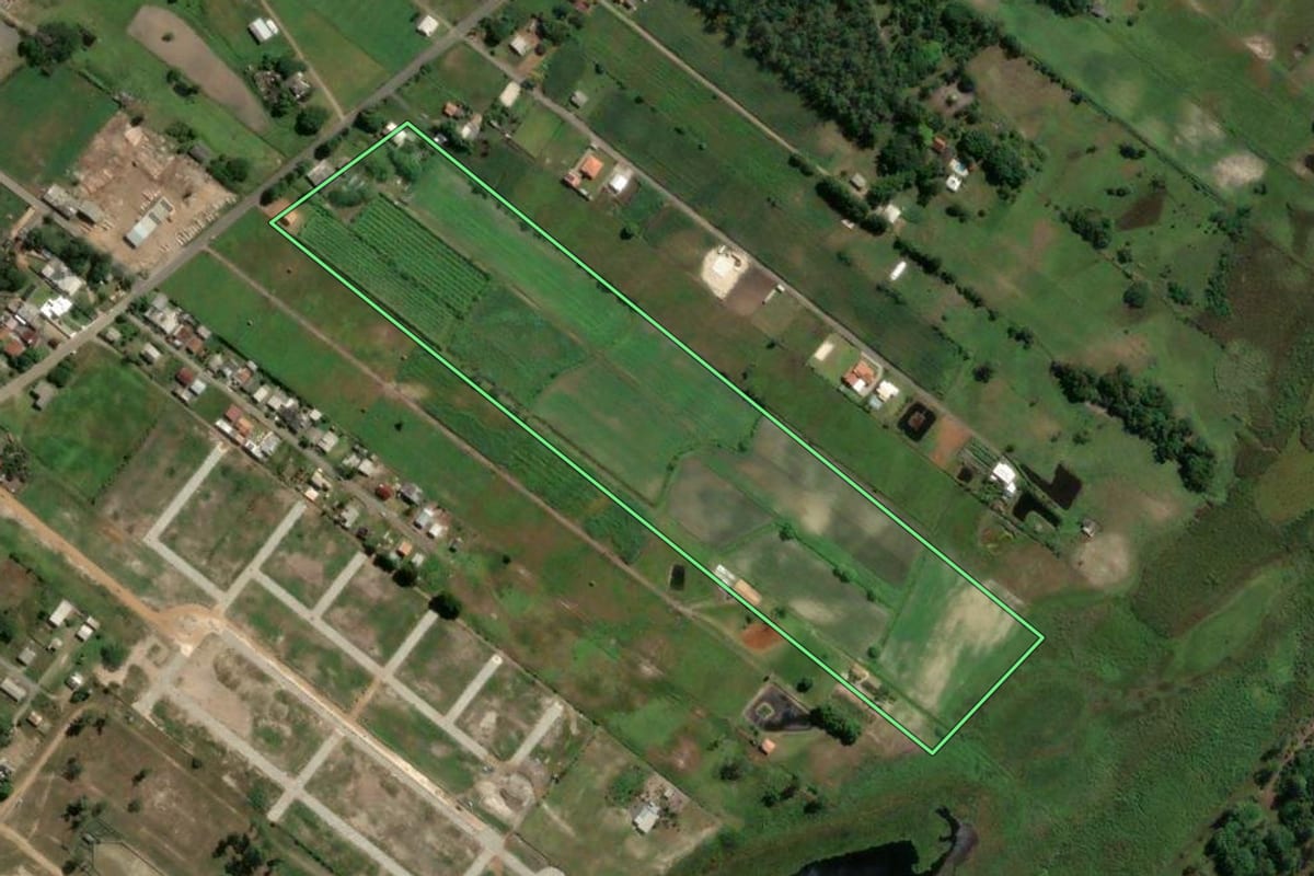Imagem de satélite do imóvel rural em Balneário Gaivota (SC), com o contorno declarado no CAR desenhado por cima.