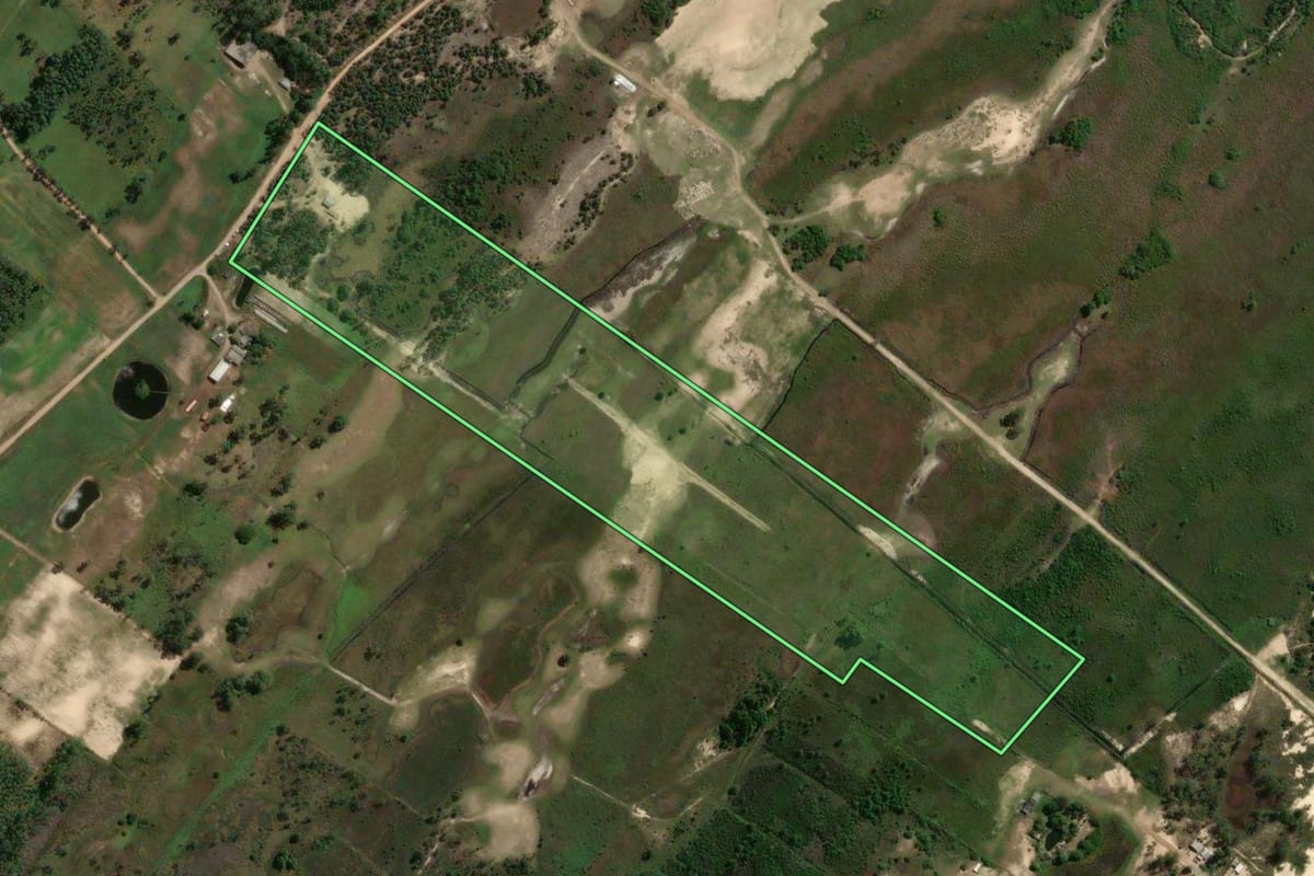 Imagem de satélite do imóvel rural em Balneário Gaivota (SC), com o contorno declarado no CAR desenhado por cima.