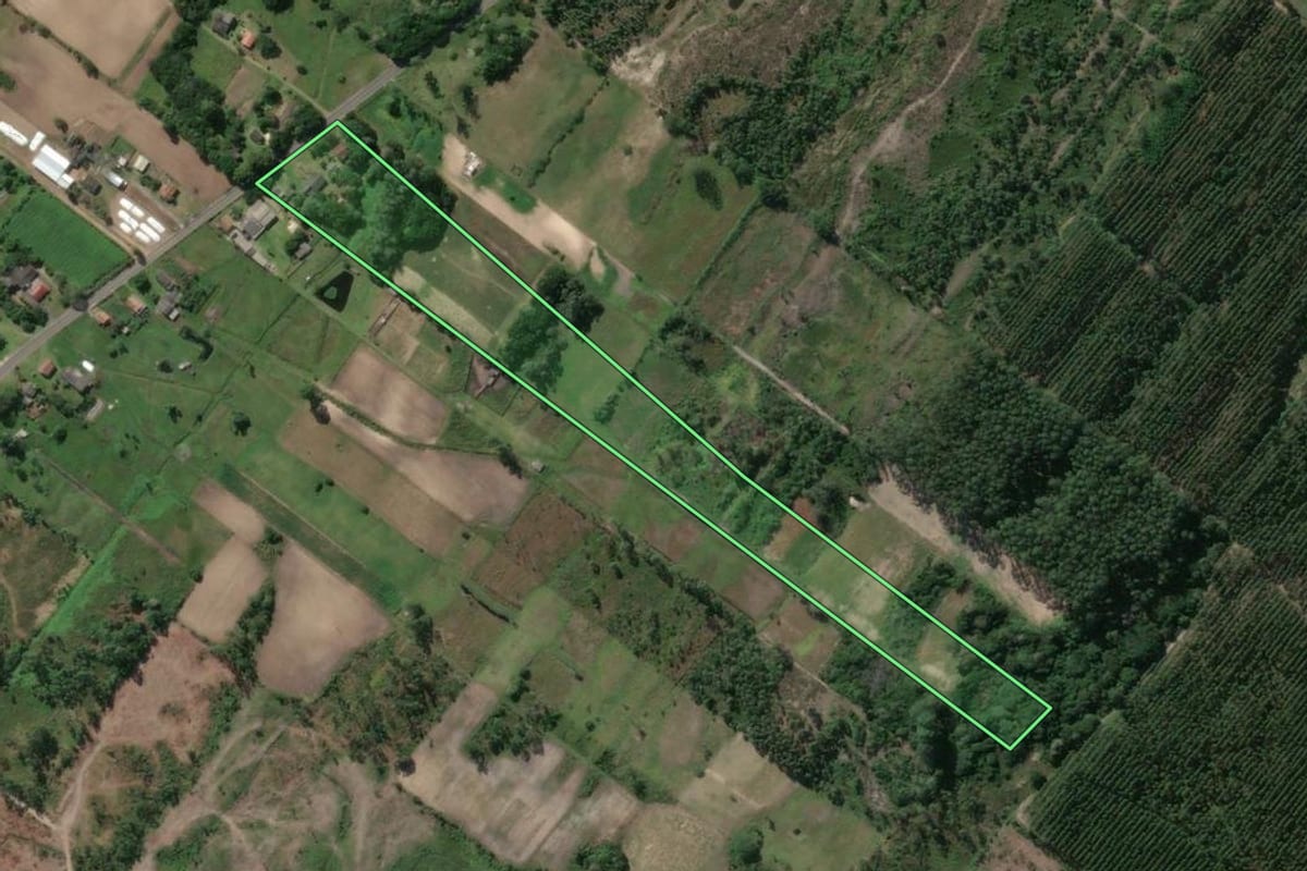 Imagem de satélite do imóvel rural em Balneário Gaivota (SC), com o contorno declarado no CAR desenhado por cima.
