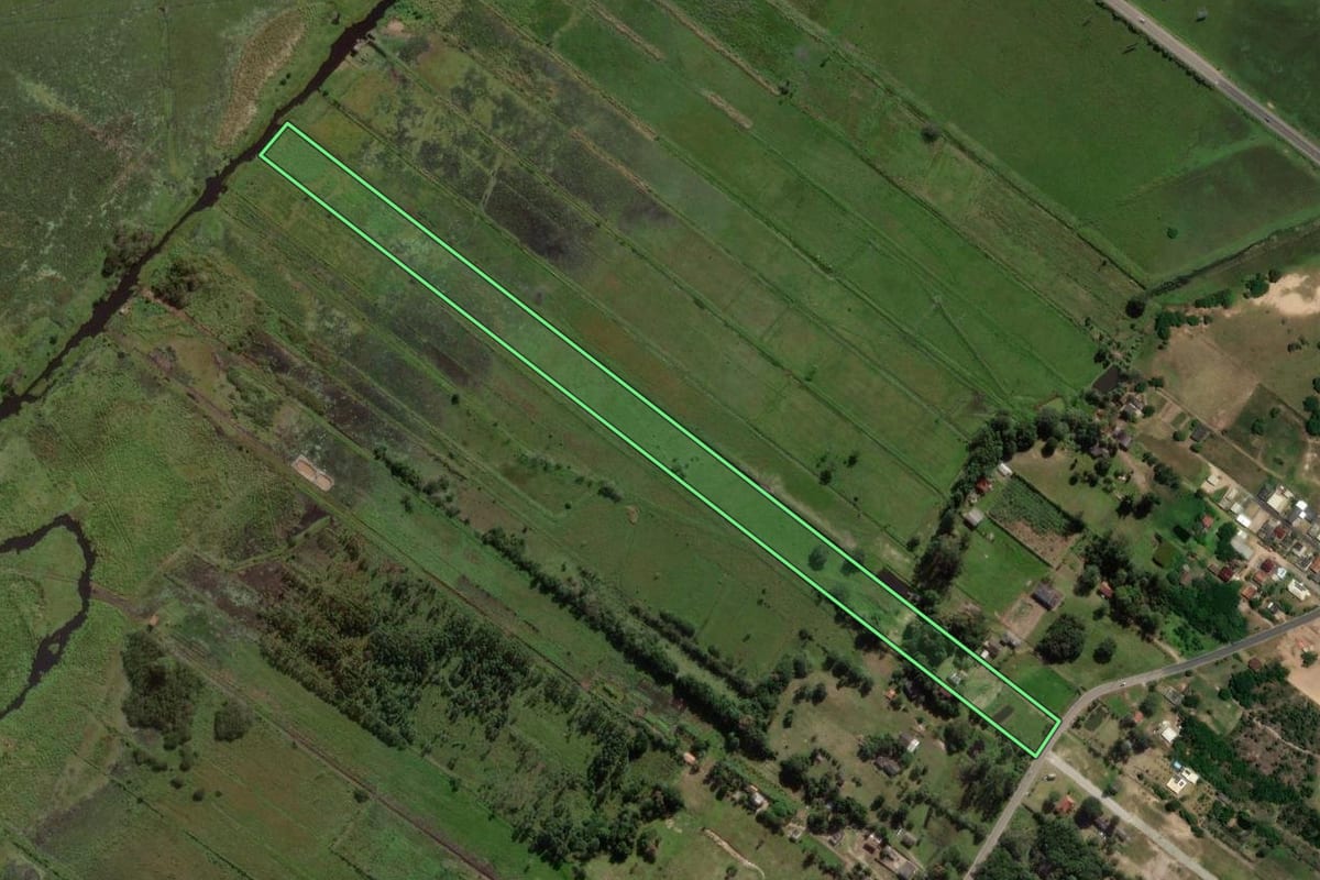 Imagem de satélite do imóvel rural em Balneário Gaivota (SC), com o contorno declarado no CAR desenhado por cima.