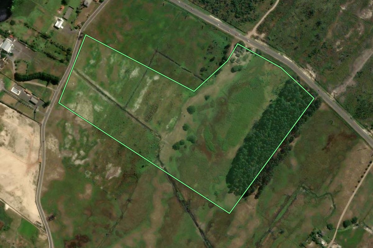 Imagem de satélite do imóvel rural em Balneário Gaivota (SC), com o contorno declarado no CAR desenhado por cima.