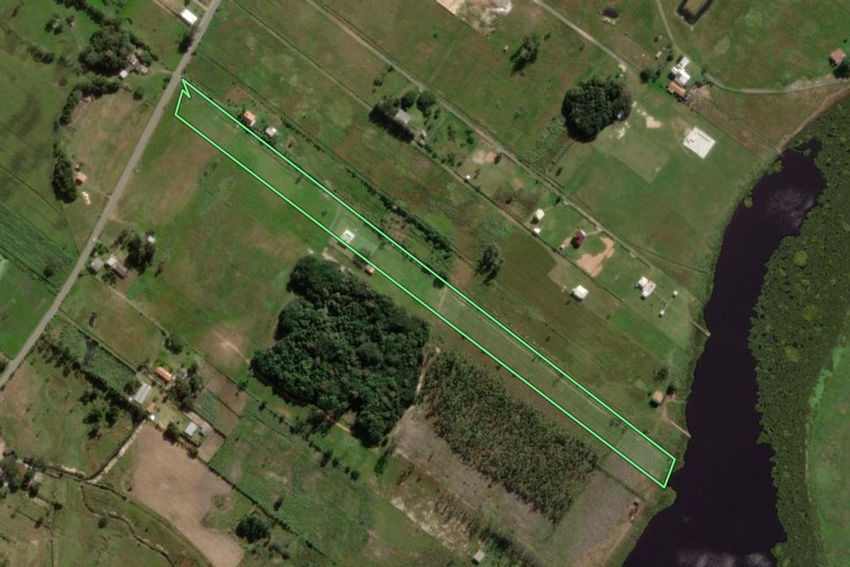 Imagem de satélite do imóvel rural em Balneário Gaivota (SC), com o contorno declarado no CAR desenhado por cima.