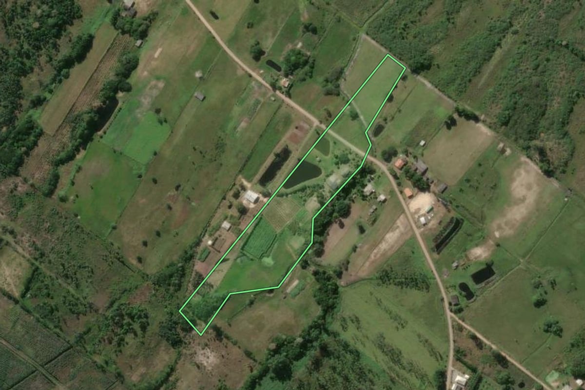 Imagem de satélite do imóvel rural em Balneário Gaivota (SC), com o contorno declarado no CAR desenhado por cima.