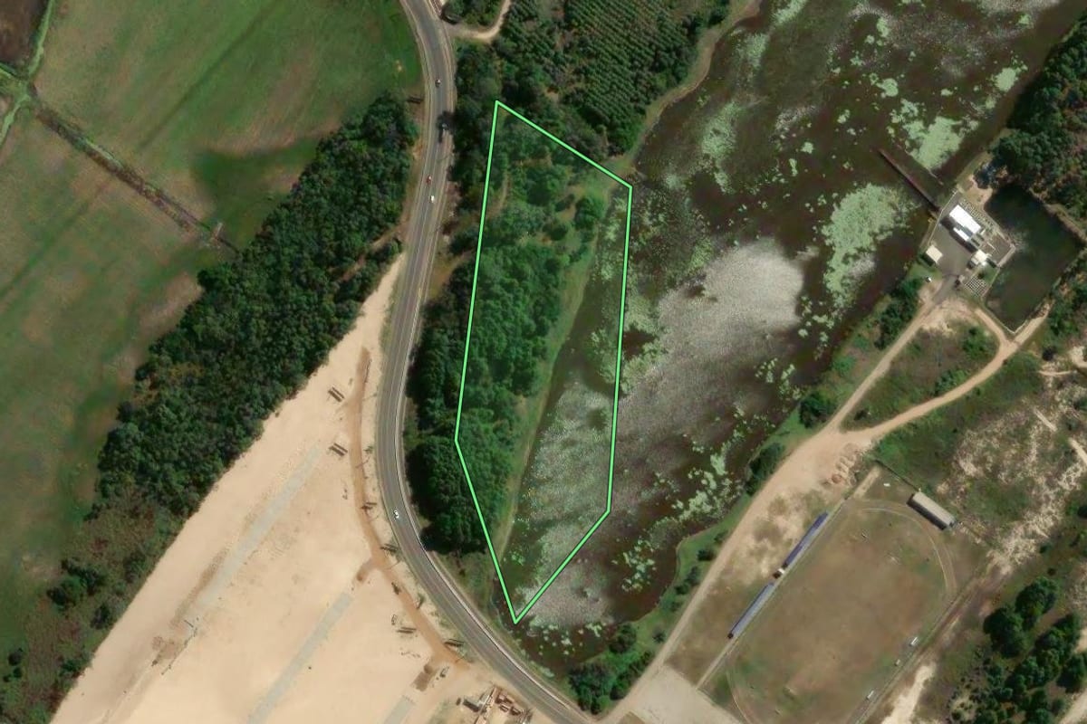Imagem de satélite do imóvel rural em Balneário Gaivota (SC), com o contorno declarado no CAR desenhado por cima.