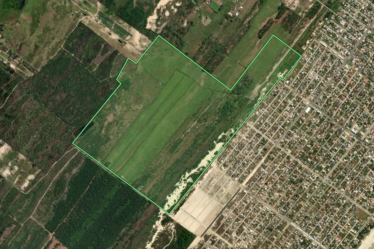 Imagem de satélite do imóvel rural em Balneário Gaivota (SC), com o contorno declarado no CAR desenhado por cima.