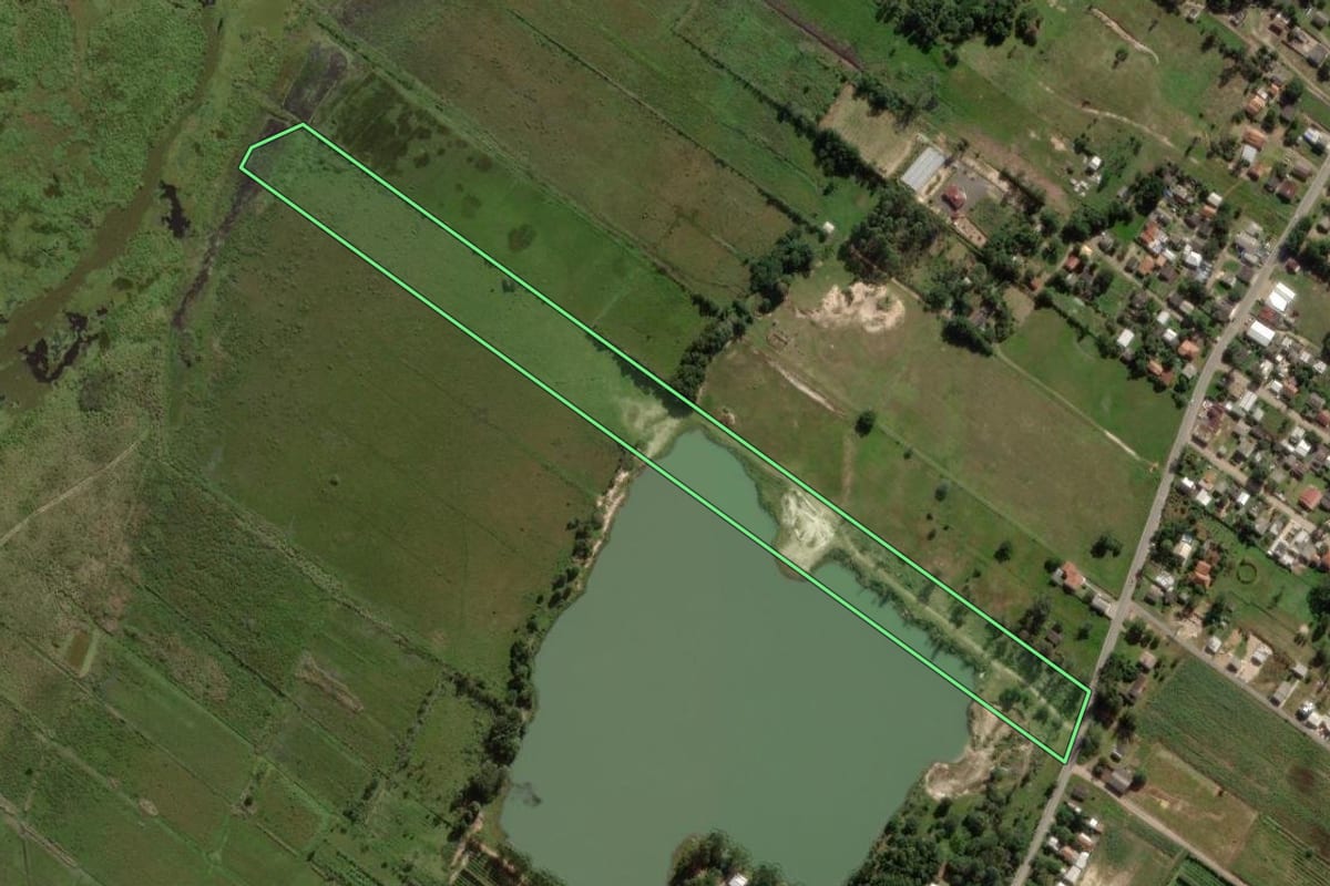 Imagem de satélite do imóvel rural em Balneário Gaivota (SC), com o contorno declarado no CAR desenhado por cima.