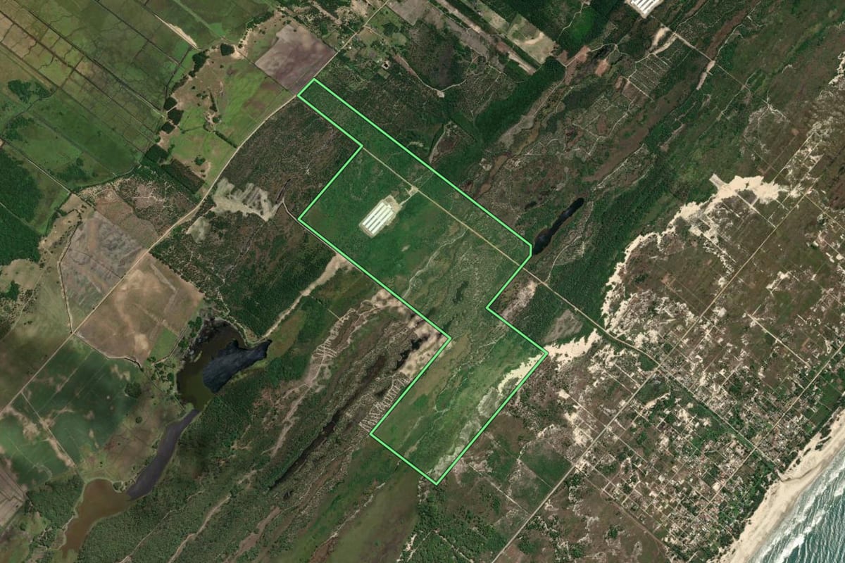 Imagem de satélite do imóvel rural em Balneário Gaivota (SC), com o contorno declarado no CAR desenhado por cima.