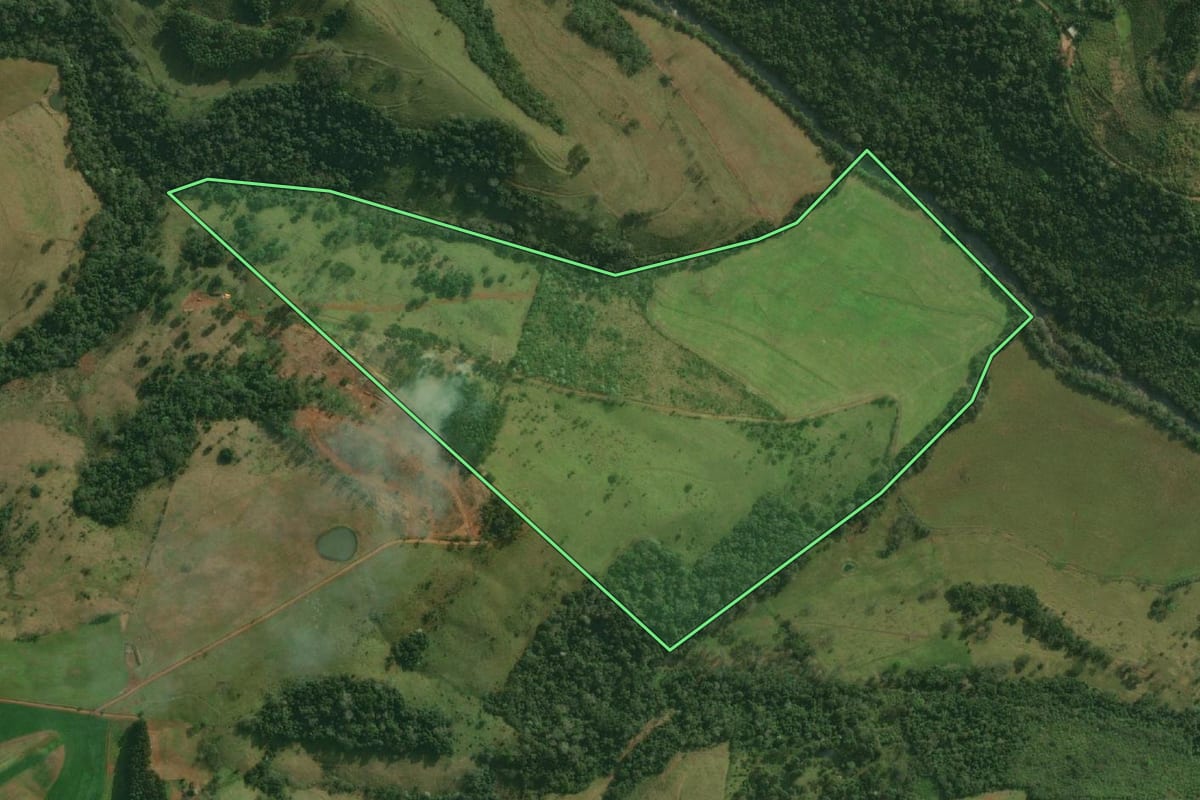 Imagem de satélite do imóvel rural em Bandeirante (SC), com o contorno declarado no CAR desenhado por cima.