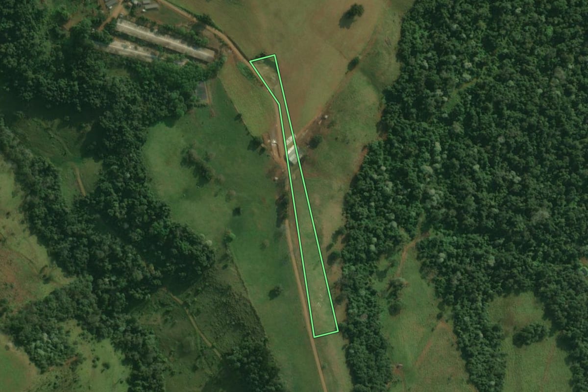 Imagem de satélite do imóvel rural em Bandeirante (SC), com o contorno declarado no CAR desenhado por cima.