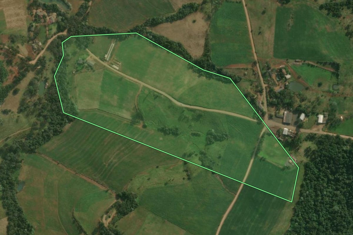 Imagem de satélite do imóvel rural em Bandeirante (SC), com o contorno declarado no CAR desenhado por cima.