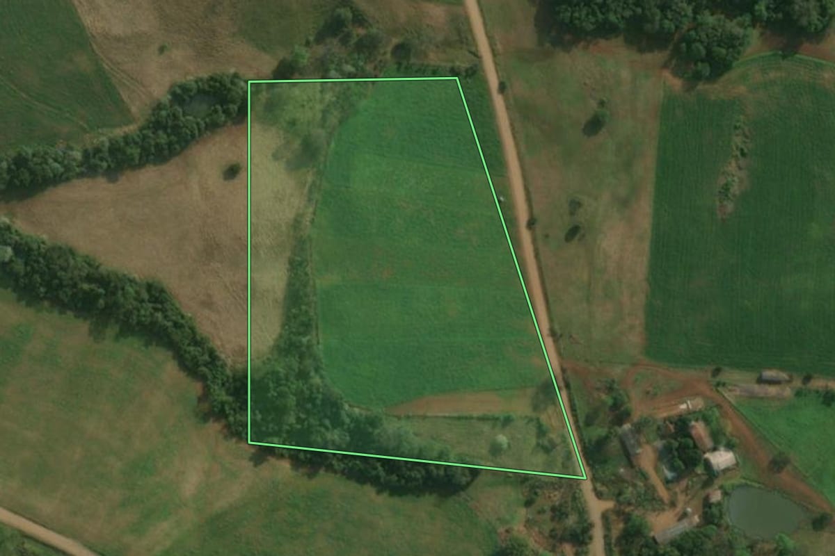 Imagem de satélite do imóvel rural em Bandeirante (SC), com o contorno declarado no CAR desenhado por cima.