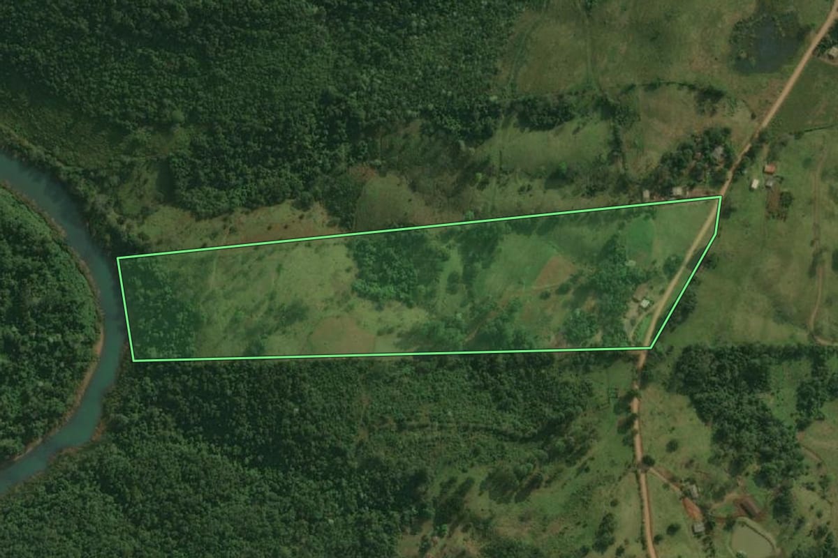 Imagem de satélite do imóvel rural em Bandeirante (SC), com o contorno declarado no CAR desenhado por cima.
