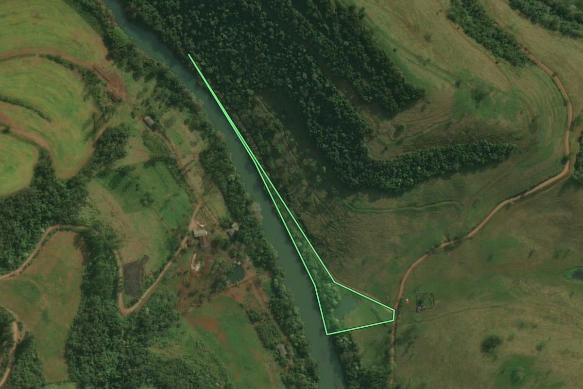 Imagem de satélite do imóvel rural em Bandeirante (SC), com o contorno declarado no CAR desenhado por cima.