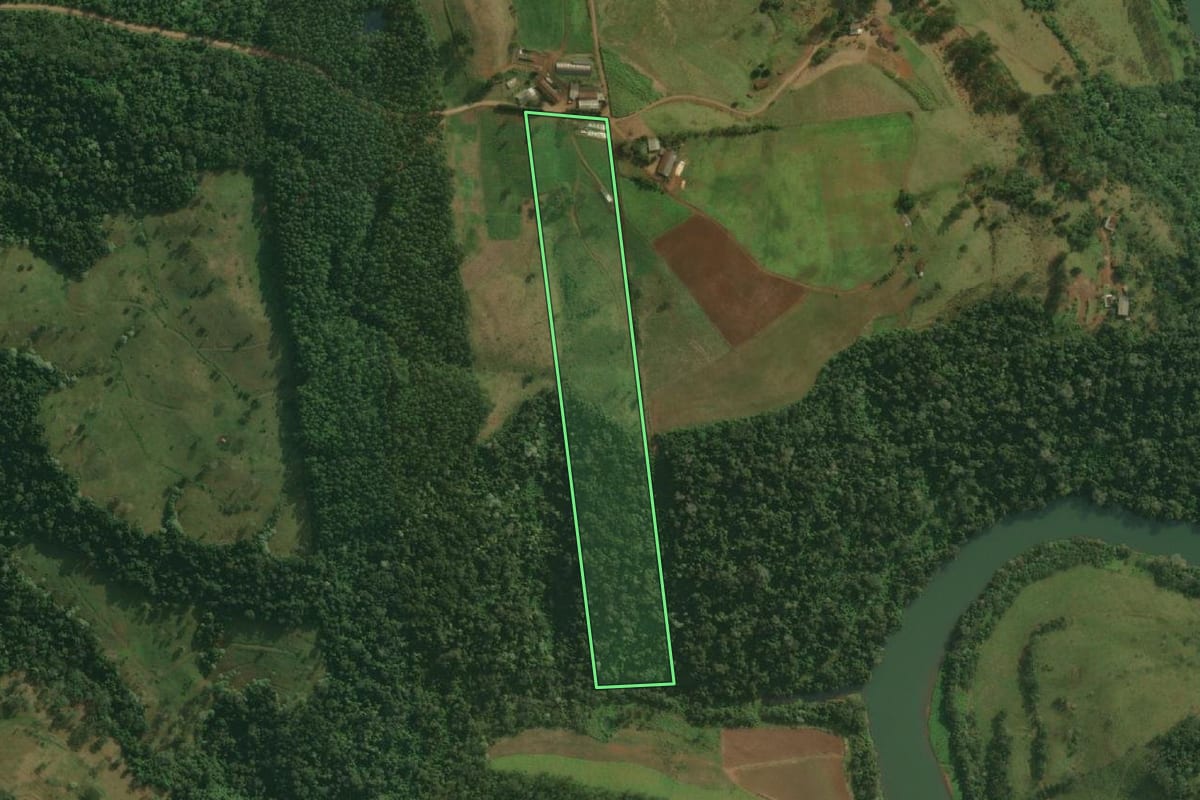Imagem de satélite do imóvel rural em Bandeirante (SC), com o contorno declarado no CAR desenhado por cima.