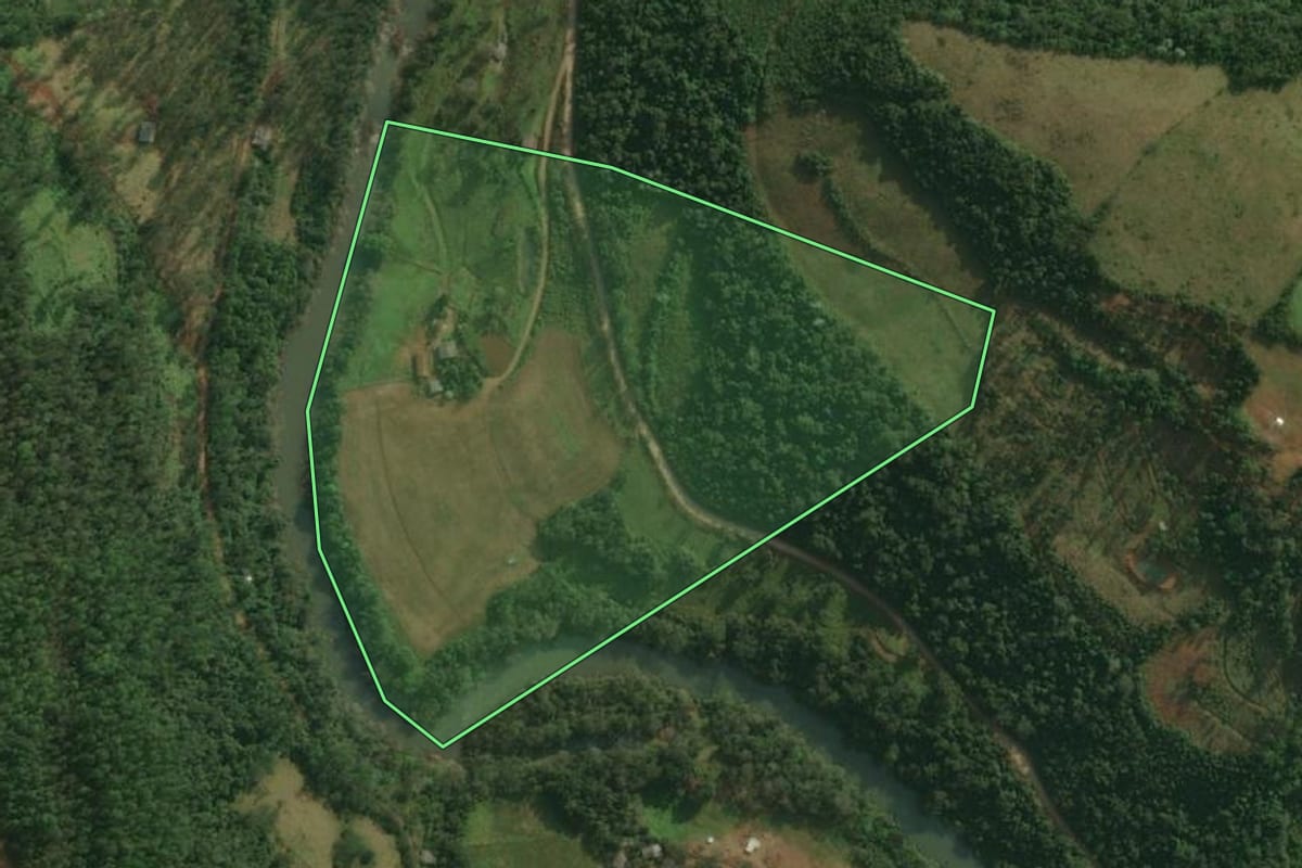 Imagem de satélite do imóvel rural em Bandeirante (SC), com o contorno declarado no CAR desenhado por cima.