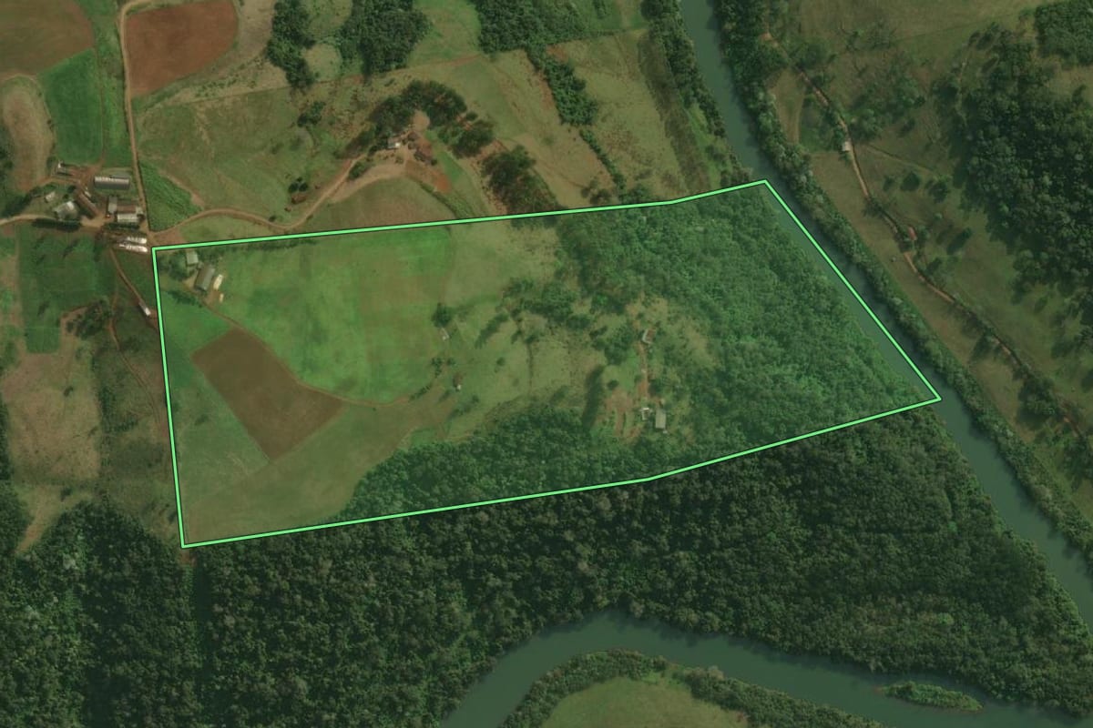 Imagem de satélite do imóvel rural em Bandeirante (SC), com o contorno declarado no CAR desenhado por cima.