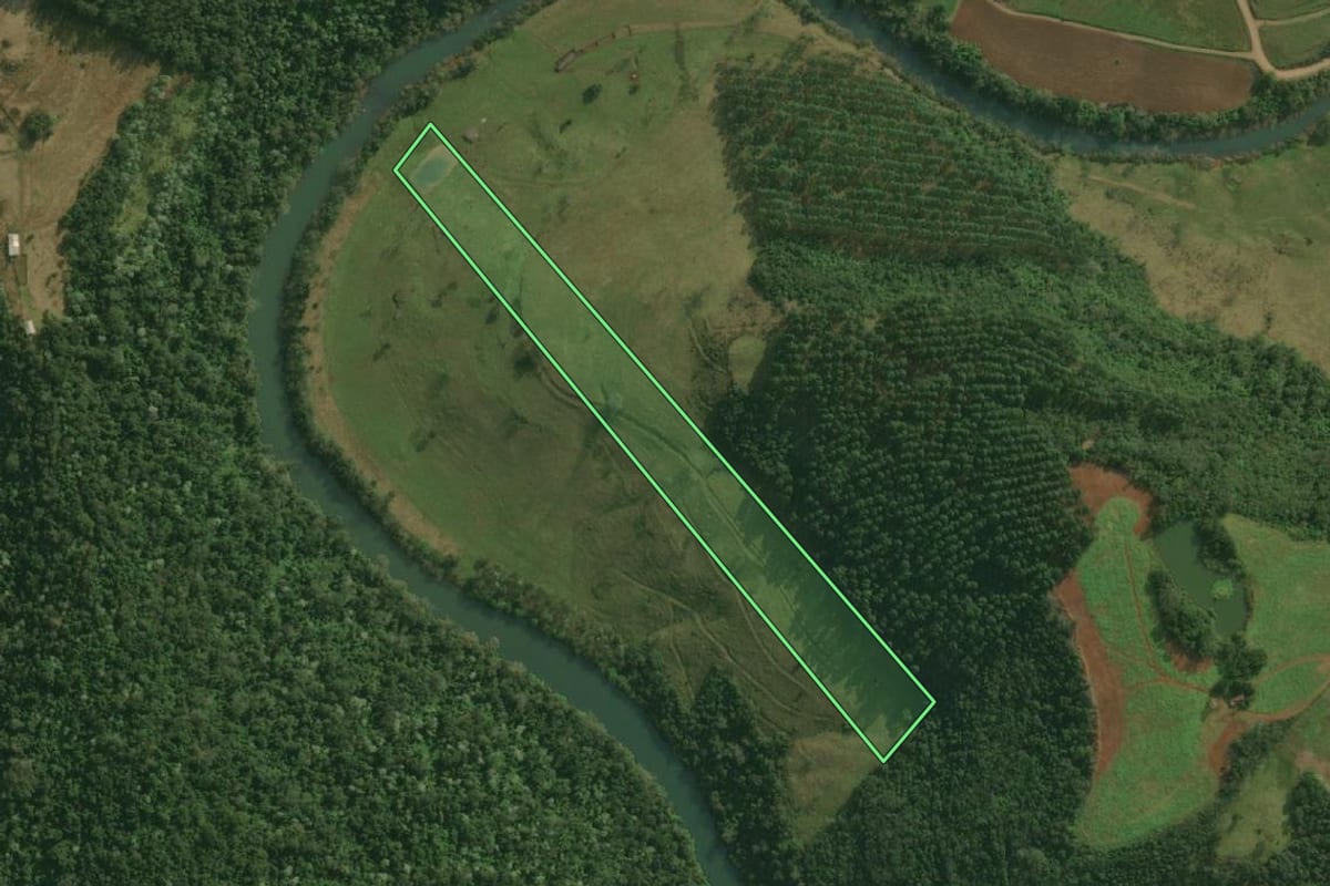 Imagem de satélite do imóvel rural em Bandeirante (SC), com o contorno declarado no CAR desenhado por cima.