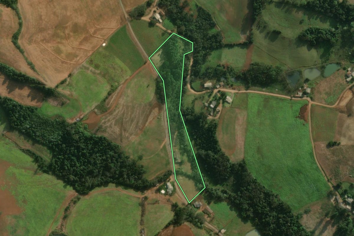Imagem de satélite do imóvel rural em Bandeirante (SC), com o contorno declarado no CAR desenhado por cima.