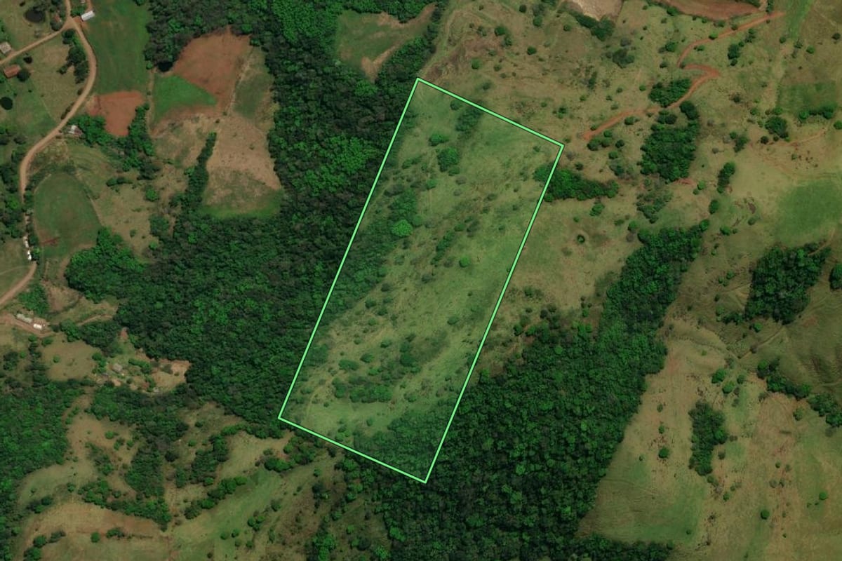 Imagem de satélite do imóvel rural em Barra Bonita (SC), com o contorno declarado no CAR desenhado por cima.
