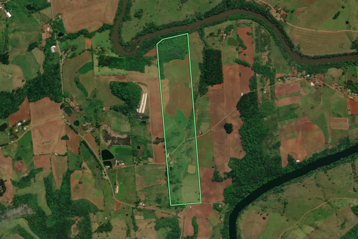 Imagem de satélite do imóvel rural em Barra Bonita (SC), com o contorno declarado no CAR desenhado por cima.