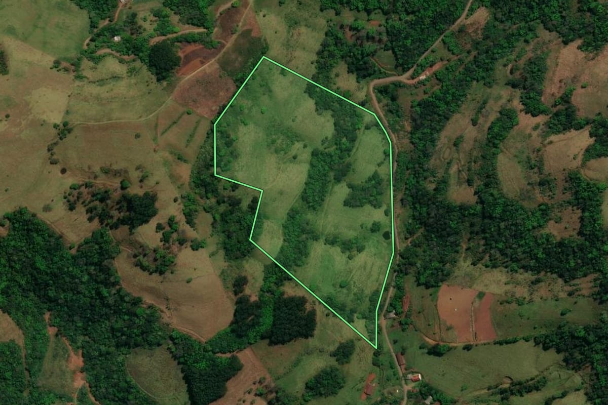 Imagem de satélite do imóvel rural em Barra Bonita (SC), com o contorno declarado no CAR desenhado por cima.