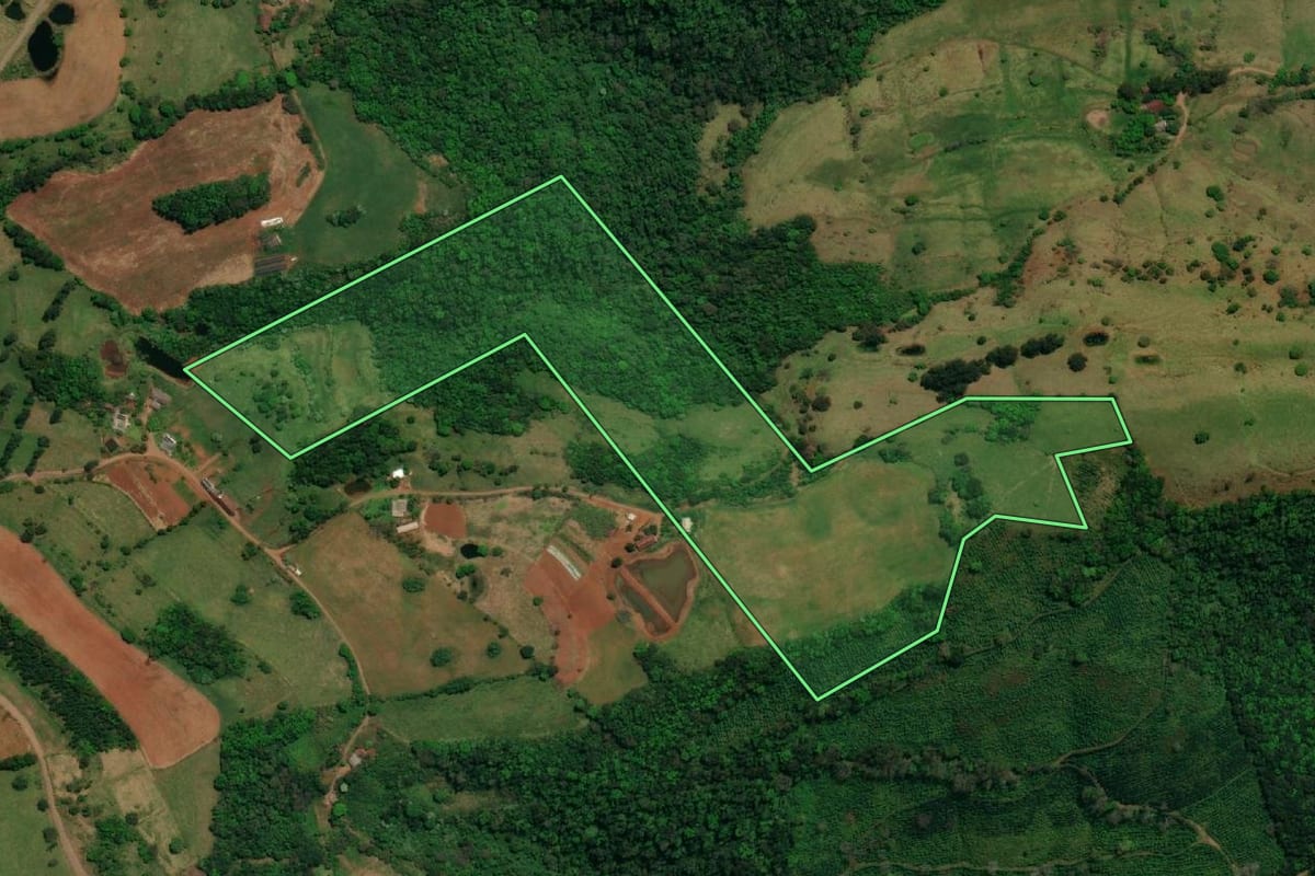 Imagem de satélite do imóvel rural em Barra Bonita (SC), com o contorno declarado no CAR desenhado por cima.